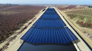 Países cobrem canais de sistema de irrigação com painéis solares